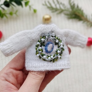 Holly wreath Christmas sweater with white berries for Maileg mouse / 4 COLORS to choose / Personalised festive clothes for tiny toys