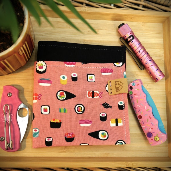 HANDKERCHIEF - EDC - HANK - pink sushi time - pink/bunt/schwarz - Handgenähtes edc Hank aus  Baumwolle mit Sushi-Motiv, Fisch, li.ju, sak