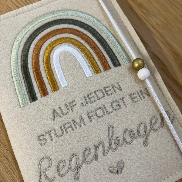 Mutterpasshülle aus Filz in Creme Regenbogenbaby