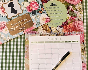 Puede incluir: Un calendario de citas de Jane Austen 2026 con una cubierta floral, una silueta y el texto Cult & Obscure Jane Austen Quote Calendar 2026. El calendario abierto muestra una cuadrícula de marzo con un bolígrafo negro encima.
