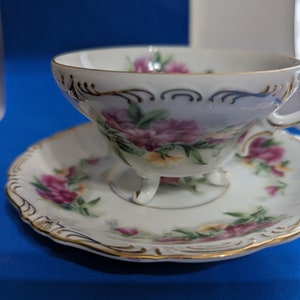 Vintage SAJI Occupied Japan Teacup and saucer 7/1 78 Pink Flowers Pretty Legs