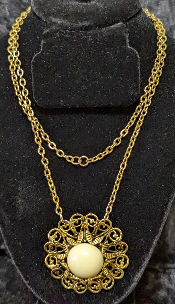 Vintage Gold Tone Gorgeous Filigree Pendant Neckl… - image 2