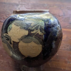 Signerad Studio Art Pottery stengodsvas. Med ett blått/brunt metalliskt blommönster i vintage-stil.