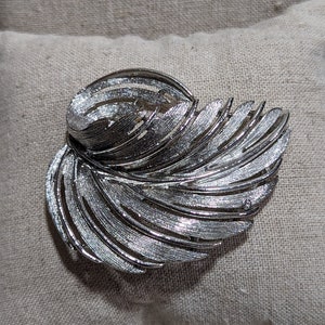 Vintage Signed Lisner Brushed Silvertone Pin Brooch 1960&#39;s Nice Condition