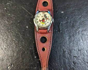 Montre Bradley Mickey Mouse de Disney fabriquée en Suisse, Mid-Century Productions Walt Disney