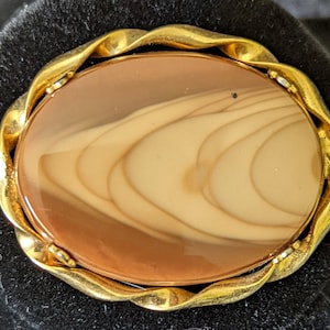 1970&#39;s Women&#39;s Scottish Vintage Glass Agate Brooch Gold Tone 1.75 x 1.5 Inches Gorgeous 1950&#39;s