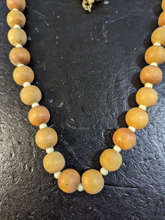 Beautiful Vintage Tan Wooden and Resin Bead Neckla