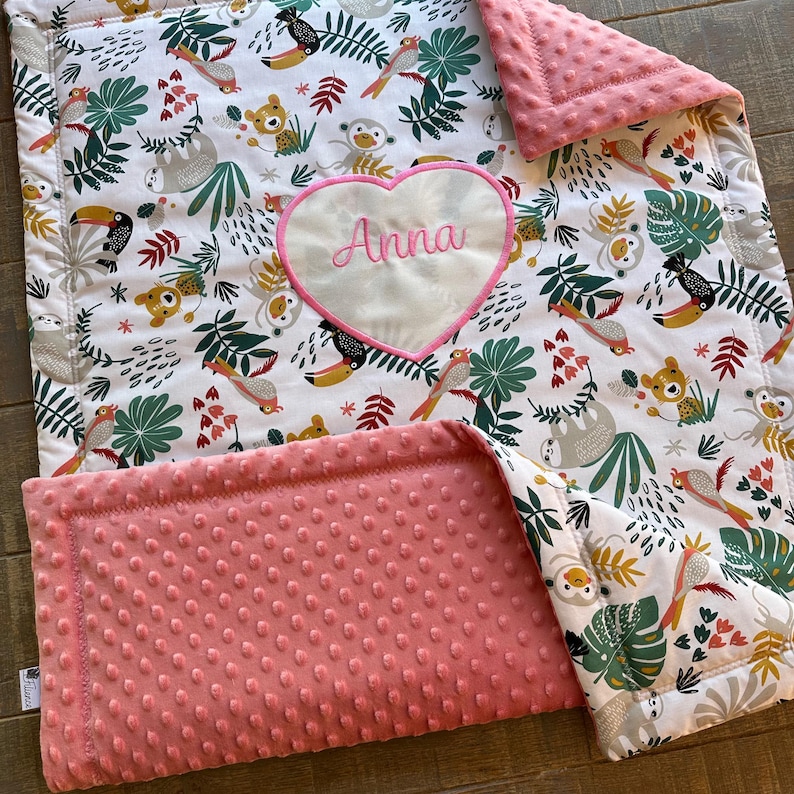 Chaque couverture est personnalisée avec le prénom de l’enfant, brodé avec soin dans un nuage (ou un coeur à la demande)