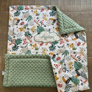 Couverture bébé personnalisée Jungle à fond BLANC Coton et Minky Nombreux coloris Fait-main en France Livraison Domicile ou point Relais image 4