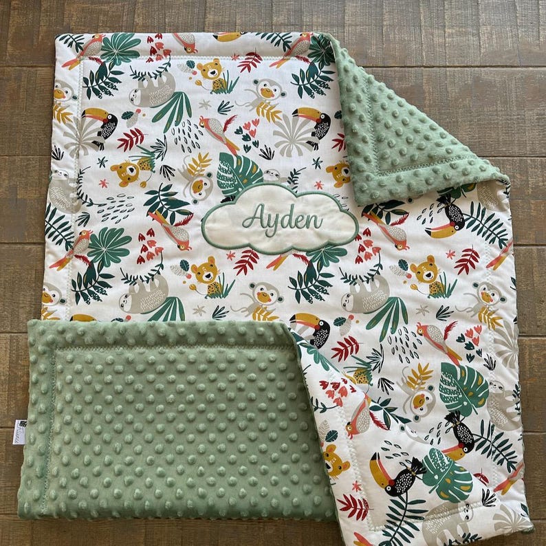 Couverture bébé personnalisée Jungle à fond BLANC Coton et Minky Nombreux coloris Fait-main en France Livraison Domicile ou point Relais image 4