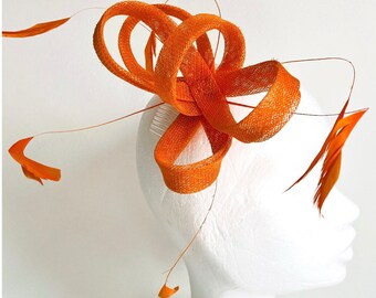 Zoe – kleiner orangefarbener Sinamay- und Feder-Fascinator, Hochzeitsgast, Royal Ascot-Rennen