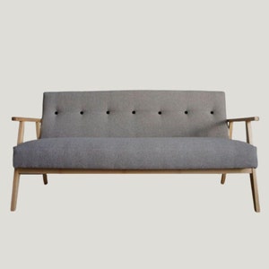 Sofa z drewnianymi podłokietnikami inspirowana stylem mid-century modern - styl retro vintage z możliwością personalizacji