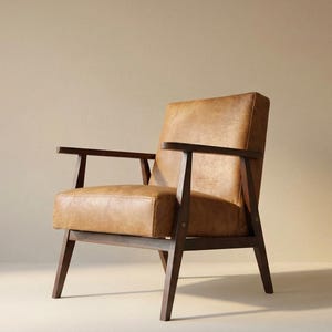 Brauner Ledersessel in Cognac / Handgefertigter Sessel aus Eichenholz mit einer Auswahl an Stuhlpolsterfarben Bild 1