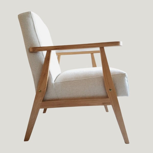 Nouveau fauteuil en chêne avec revêtement en fibre naturelle crème (lin 65% coton 35) inspiré du style Mit-Century Modern.