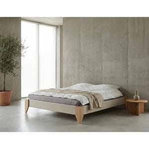 Letto Minimalista Senza Testiera | Piedi Rovere Massello | Tessuto RE100 Riciclato | Misura & Colore Su Misura | Artigianale Europa