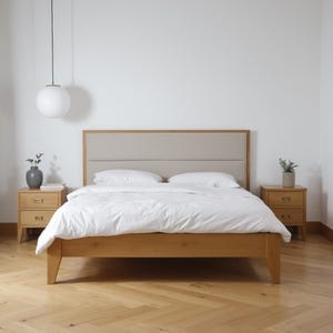 Minimalistyczne łóżko z litego dębu – ręcznie robiona rama łóżka z drewna z zagłówkiem z naturalnego lnu – ekologiczny i skandynawski design