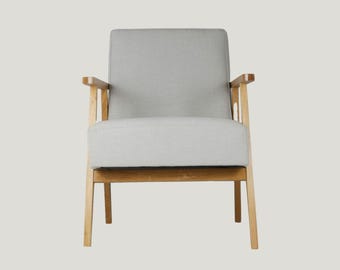 Modern Light Grey Armchair with Oak Armrests – Timeless Style
