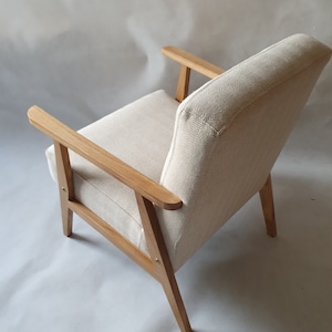 Nouveau fauteuil en chêne avec revêtement en fibre naturelle crème lin 65% coton 35 inspiré du style Mit-Century Modern. image 5