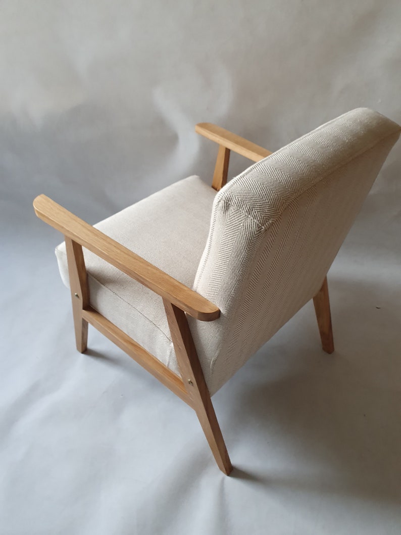 Nouveau fauteuil en chêne avec revêtement en fibre naturelle crème lin 65% coton 35 inspiré du style Mit-Century Modern. image 5