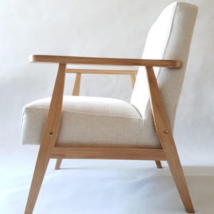 Massiv ekfåtölj i linne, fiskbensmönster | Mid-Century Modern | Japandi-stil _ Handgjord i Europa