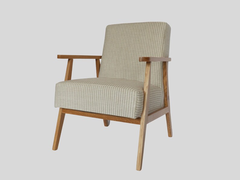Puede incluir: Un sill&oacute;n de color marr&oacute;n claro con tapicer&iacute;a de tela a cuadros blancos y grises. El sill&oacute;n tiene un marco de madera y cuatro patas.