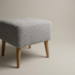 Boucle Pouffe Fußhocker mit Holzbeinen | Handgefertigte Möbel