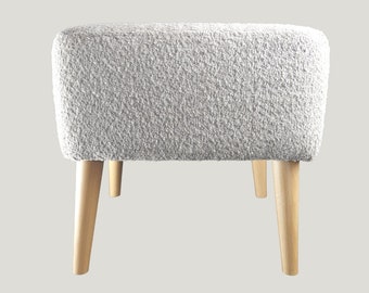 Boucle Pouffe Fußhocker mit Holzbeinen | Handgefertigte Möbel