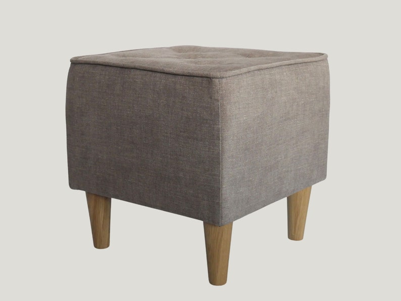 Tabouret rembourré dans une gamme de couleurs En vente image 1