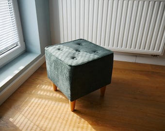 Tabouret rembourré. Beaucoup de couleurs de tissus. Cuisses de hêtre