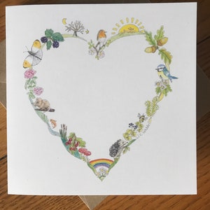 Tarjeta de San Valentín con forma de corazón con animales salvajes: mariposa, petirrojo, erizo, herrerillo común, liebre dorada, ratón, pez saltando, arcoíris, para cualquier ocasión