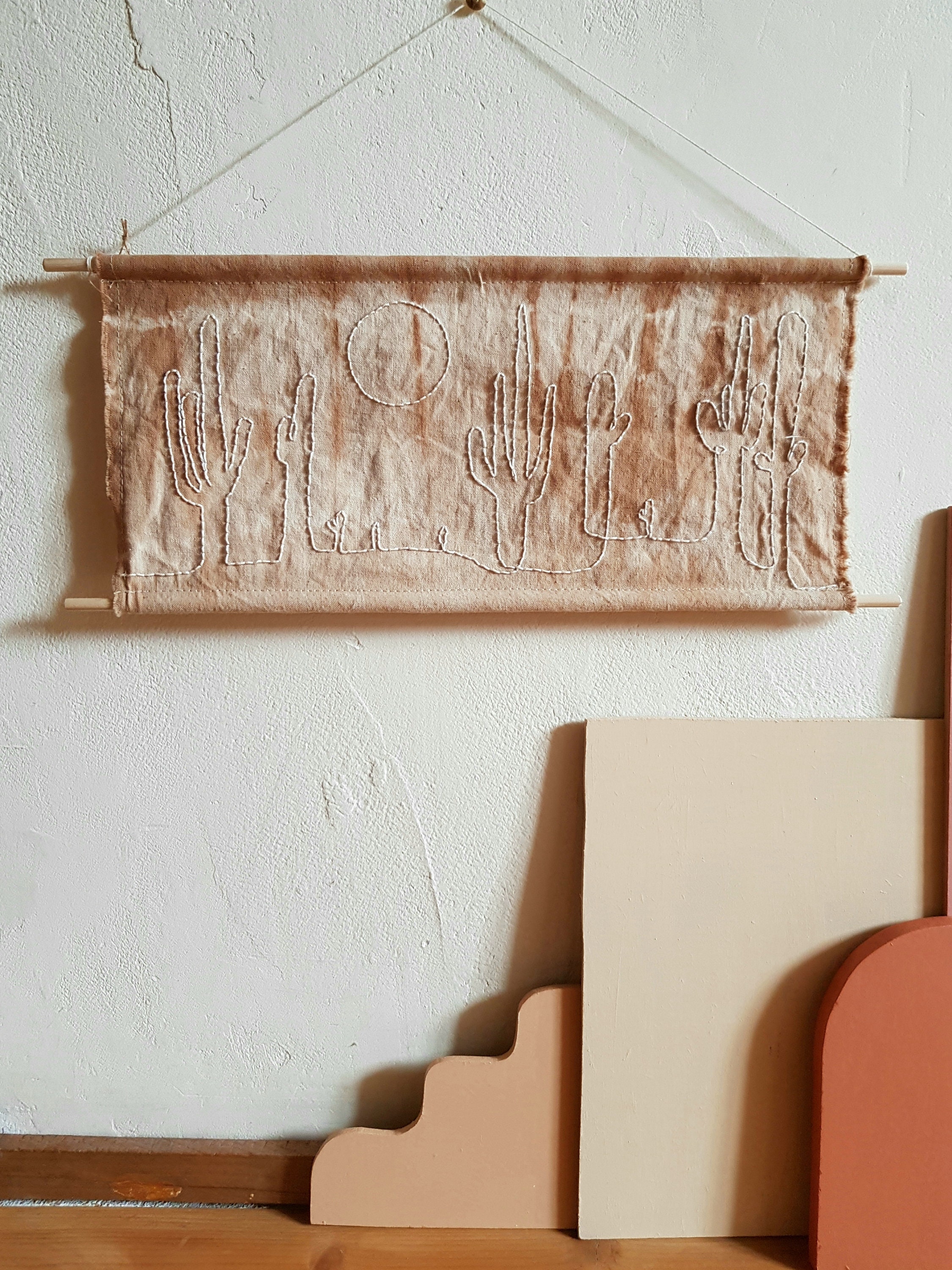 Tenture Bohème Paysage Désert et Cactus Brodé, Teinture Naturelle Tie & Dye