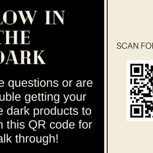 Pode incluir: Texto preto e branco em fundo preto que diz "GLOW IN THE DARK". Abaixo do texto, h&aacute; uma descri&ccedil;&atilde;o de como usar um c&oacute;digo QR para um tutorial em v&iacute;deo. O c&oacute;digo QR est&aacute; no canto superior direito da imagem sobre um fundo bege.