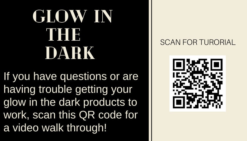 Pode incluir: Texto preto e branco em fundo preto que diz "GLOW IN THE DARK". Abaixo do texto, h&aacute; uma descri&ccedil;&atilde;o de como usar um c&oacute;digo QR para um tutorial em v&iacute;deo. O c&oacute;digo QR est&aacute; no canto superior direito da imagem sobre um fundo bege.