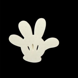 Puede incluir: Corte de fieltro blanco de una mano con cuatro dedos y un pulgar, que se asemeja a un guante de dibujos animados.