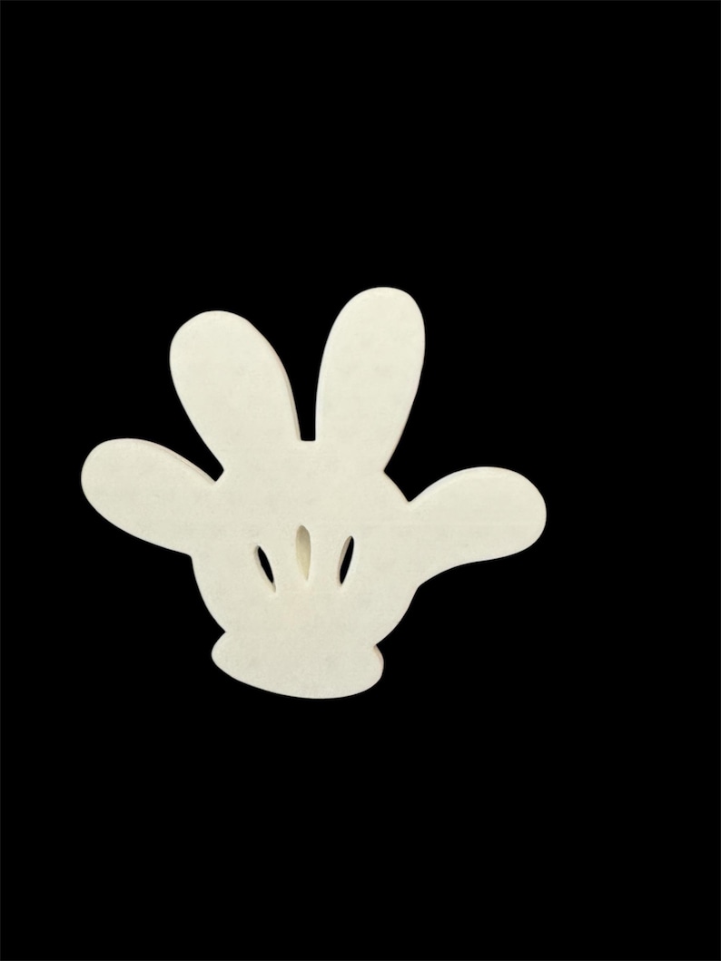 Puede incluir: Corte de fieltro blanco de una mano con cuatro dedos y un pulgar, que se asemeja a un guante de dibujos animados.