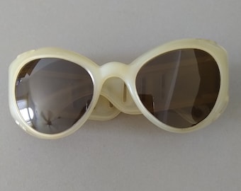 Vintage Cream 50s Inspired Cat Eye Sunglasses, UVA Protected  display picture 2
