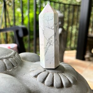 Aura Howlite Tower