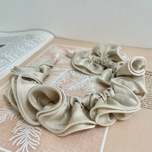 Chunky Scrunchie Headband Beige Mushroom Ruched Ruffle Frill Hairband Silk Wedding Bridal Bridesmaid Hair Accessories Fascinator The Klimt 画像 1