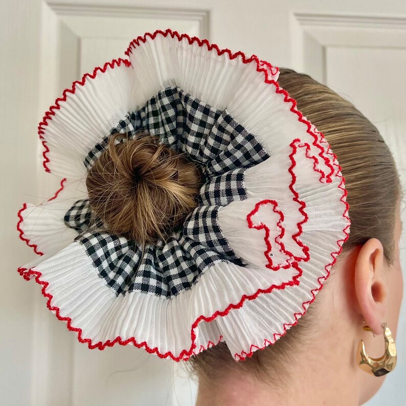 Übergroßes Frilly Gingham Scrunchie, französische Spitze, Rüschen, plissierte Haargummis, Rot, Rosa, Schwarz, doppellagiges Haar-Accessoire, XXL, großes Haar, kariert Black & Red