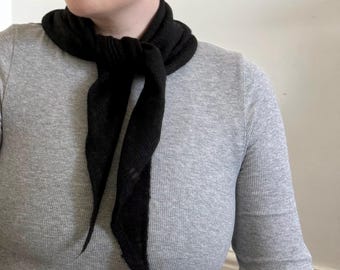 Sciarpa a triangolo nera lavorata a maglia, foulard lavorato a mano, morbido, bandana, sciarpa, regalo per lei, monocromatico