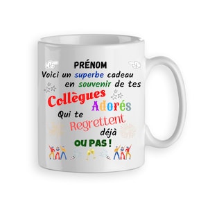 Op de afbeelding: Witte keramische mok met een handvat, met kleurrijke tekst in het Frans. De tekst bevat de woorden "PRÉNOM", "Collègues Adorés" en "Regrettent déjà OU PAS!" met feestelijke afbeeldingen.