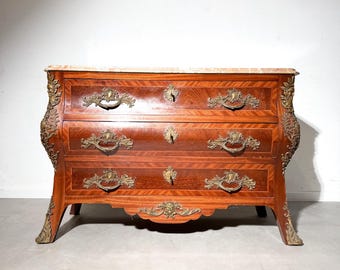Cómoda antigua estilo Luis XV con tapa de mármol y herrajes de bronce.