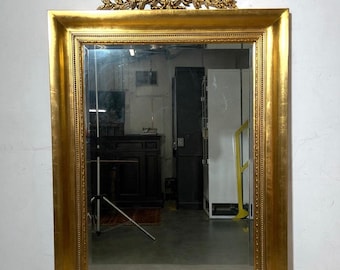 Gran espejo antiguo dorado con escudo de laurel