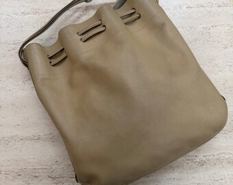Bolso de hombro tipo cubo de piel beige Delvaux