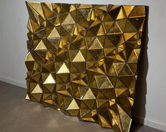 Gran panel escultórico de espejo facetado dorado – Espejo de pared prismático – 145 × 125 cm