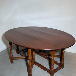 Antieke massief eiken eettafel met pootjes – 150 x 198 cm – uitschuifbaar blad