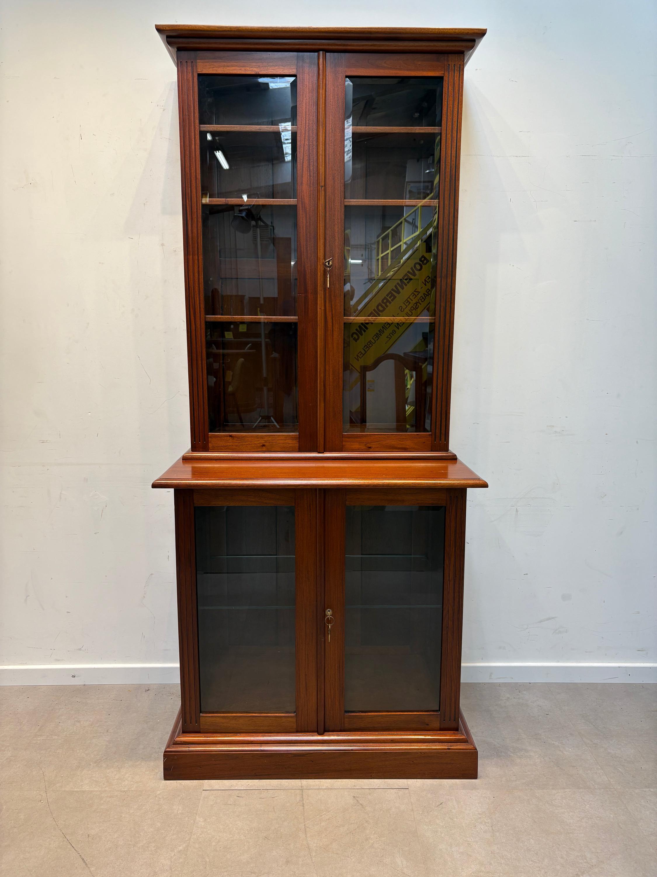1285 イタリア製 チェリー材 ガラス キャビネット / 神奈川県秦野市