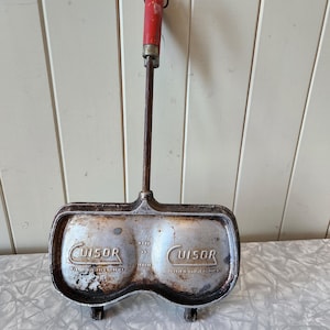 Moule à sandwich vintage français CUISOR en aluminium sur la cuisinière - en forme de coquille