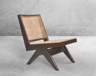 Handgemaakte, op Pierre Jeanneret geïnspireerde fauteuil zonder armleuningen met teruggewonnen teakhout en rotan caning