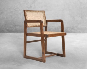 Cadeira Box inspirada em Pierre Jeanneret | Madeira de teca reciclada e palhinha de rattan